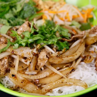 V6. Stir-Fried Chicken Bun
