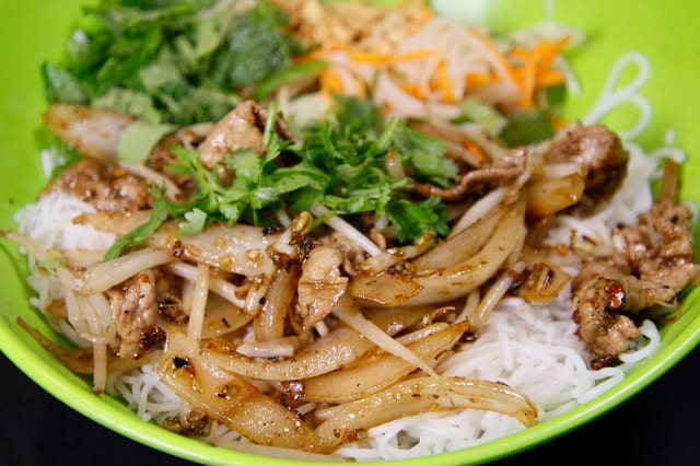 V6. Stir-Fried Chicken Bun.